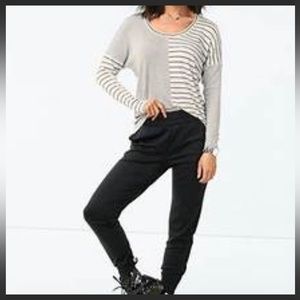 EUC CAbi The Pivot Fitted Tee~ cream/charcoal ~ size M